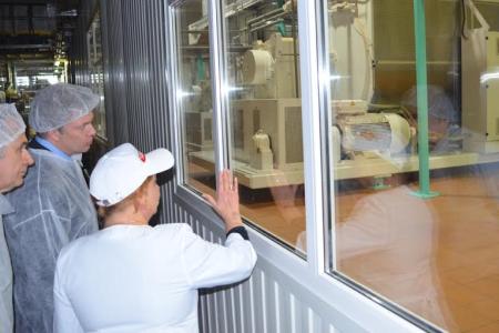 Алексей Русских на подмосковной кондитерской фабрике «Победа»: «Даже в сложных экономических условиях наши предприятия наращивают производство»