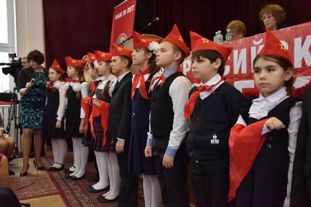 «Мы должны сплотить все патриотические силы и восстать против этого безумия». Г.А. Зюганов обратился к Всероссийскому женскому форуму с просьбой поддержать КПРФ на предстоящих выборах