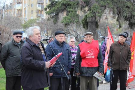 Участники митинга КПРФ потребовали навести порядок в Волгоградской области и отправить правительство Медведева в отставку