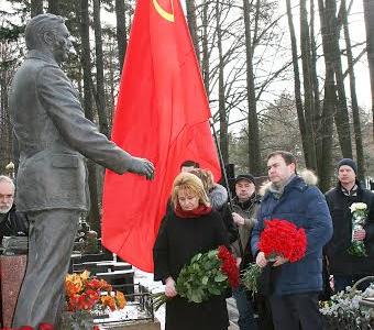 «Прожил несгибаемым, ушел непобежденным». Коммунисты почтили память Виктора Илюхина на Троекуровском кладбище в Москве