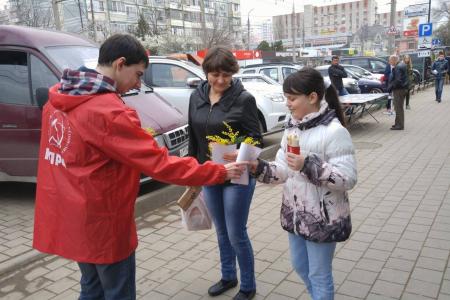 Депутаты-коммунисты поздравили прекрасную половину Краснодара с наступающим женским днем