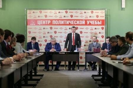 Д.Г. Новиков вручил дипломы выпускникам Центра политической учебы