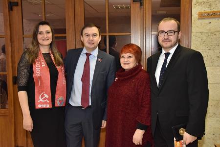 «Мы должны сплотить все патриотические силы и восстать против этого безумия». Г.А. Зюганов обратился к Всероссийскому женскому форуму с просьбой поддержать КПРФ на предстоящих выборах