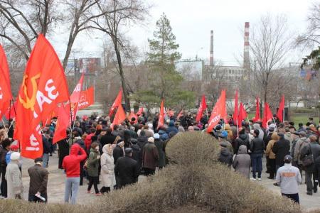 Участники митинга КПРФ потребовали навести порядок в Волгоградской области и отправить правительство Медведева в отставку