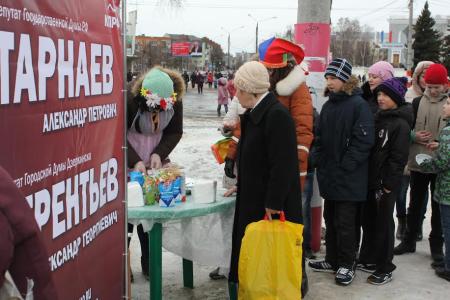 Нижегородская область. Дзержинск. Депутаты-коммунисты поздравили жителей города с масленицей