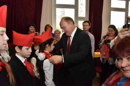«Мы должны сплотить все патриотические силы и восстать против этого безумия». Г.А. Зюганов обратился к Всероссийскому женскому форуму с просьбой поддержать КПРФ на предстоящих выборах
