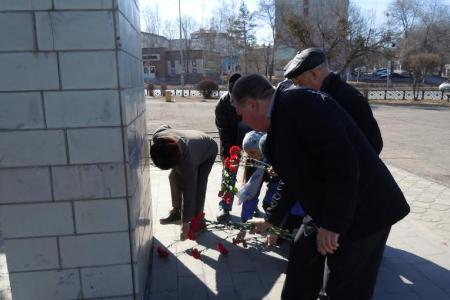 Приморский край. Коммунисты города Артёма возложили цветы к памятнику революционеру Ф.А. Сергееву (Артёму)