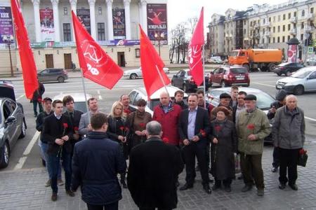 Татарстан. Казанские коммунисты возложили цветы к памятникам В.И. Ленину. Фоторепортаж