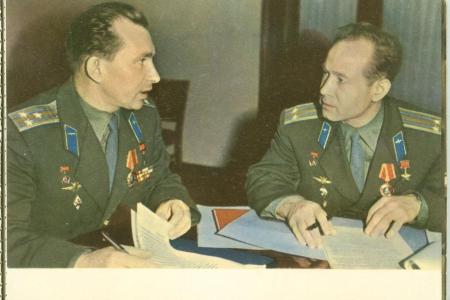 Санкт-Петербург. Депутат-коммунист Алексей Воронцов собрал уникальную коллекцию открыток с автографами космонавтов