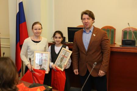 «Я знаю город Горький». Нижегородские коммунисты наградили победителей областного конкурса сочинений среди школьников