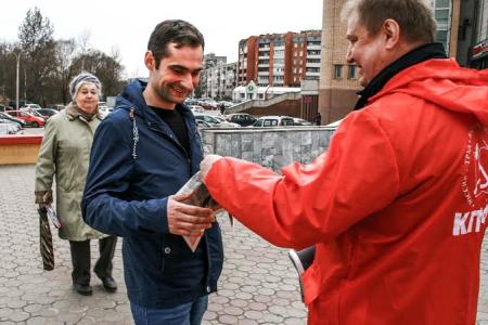 Коммунисты поздравили новгородцев с предстоящим Днём космонавтики