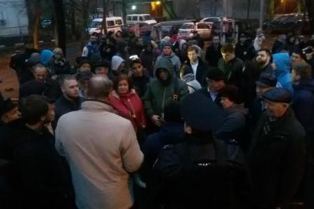 Москва. В районе Выхино на встрече В.Ф. Рашкина и А.Е. Клычкова с избирателями провокаторы бросили дымовую шашку