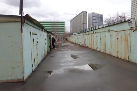 Московские коммунисты и представители гаражно-строительного кооператива "Взлёт" требуют от властей Москвы защиты прав владельцев гаражей