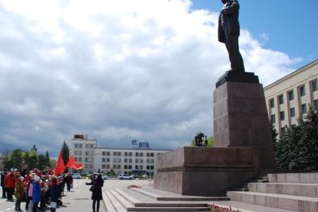 Ставропольские коммунисты возложили цветы к памятнику В.И. Ленину