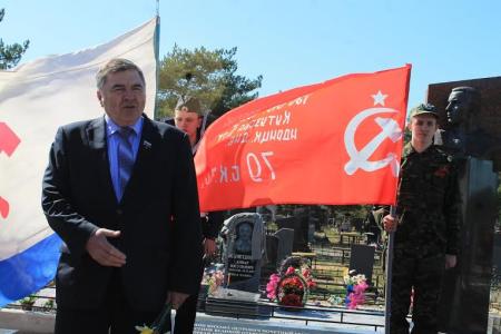 Псковские коммунисты почтили память М.П. Минина, водрузившего Знамя Победы над Рейхстагом 30 апреля 1945 года