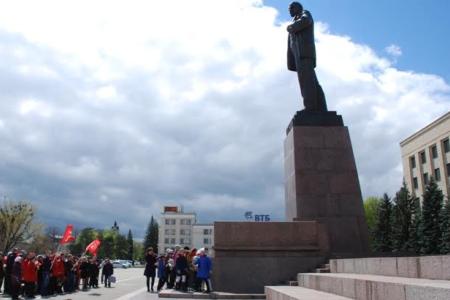 Ставропольские коммунисты возложили цветы к памятнику В.И. Ленину