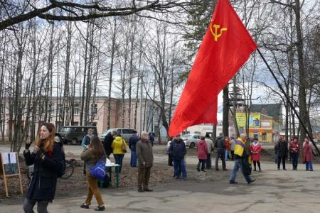 Ленинградская область. Депутат-коммунист Николай Кузьмин принял участие в митинге против незаконной приватизации лесного фонда