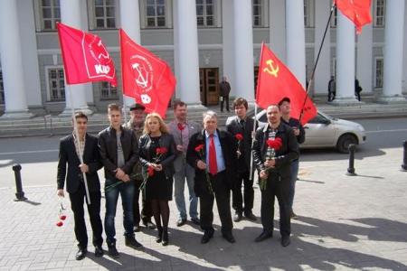 Татарстан. Казанские коммунисты возложили цветы к памятникам В.И. Ленину. Фоторепортаж