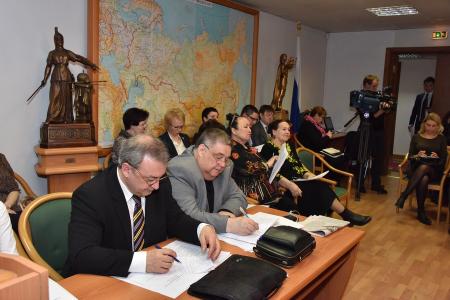 Коммунисты в Госдуме провели круглый стол по вопросу участия трудовых коллективов в управлении предприятием