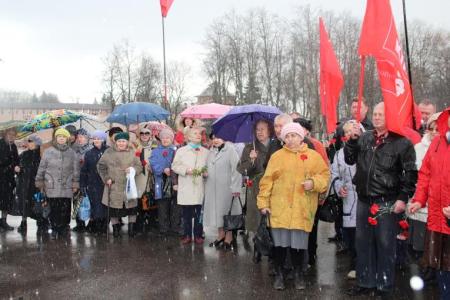 В Великом Новгороде коммунисты возложили цветы к памятнику Владимира Ленина