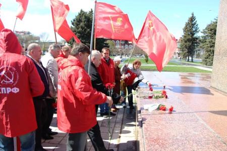 Саратов: «Ленин жил! Ленин жив! Ленин будет жить!»