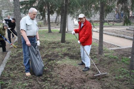 Коммунисты Центрального и Железнодорожного районов Новосибирска вышли на субботник в сквер Героев Революции