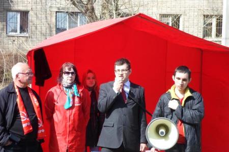 Коммунисты и комсомольцы Перми провели акцию протеста на улице Вижайской