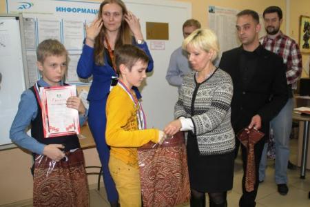 Новгородские коммунисты наградили сильнейших шахматистов города
