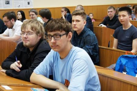 Курган.  Депутат-коммунист В.А.Кислицын принял участие в проведении Всероссийского теста по истории Великой Отечественной войны