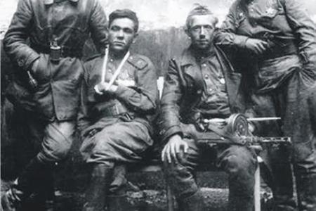 Псковские коммунисты почтили память М.П. Минина, водрузившего Знамя Победы над Рейхстагом 30 апреля 1945 года