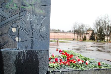 В Великом Новгороде коммунисты возложили цветы к памятнику Владимира Ленина