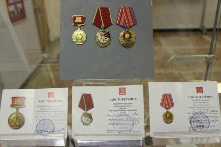 На выставке в магаданском музее представлены награды КПРФ