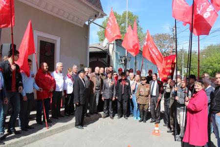 Крымские Коммунисты торжественно подняли Знамя Великой Победы