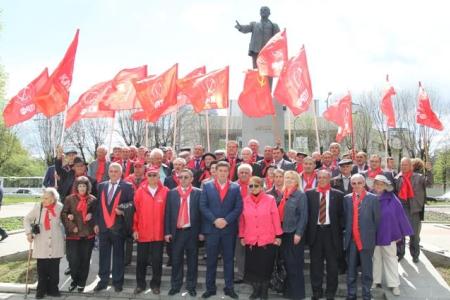 Коммунисты Кабардино-Балкарии отметили День рождения В.И. Ленина возложением цветов к его памятнику и автопробегом