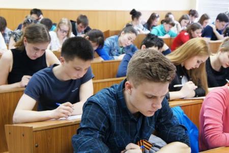 Курган.  Депутат-коммунист В.А.Кислицын принял участие в проведении Всероссийского теста по истории Великой Отечественной войны