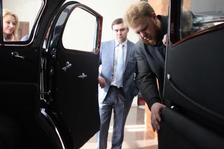 Юрий Афонин во время визита в Свердловскую область посетил музей военной техники «Боевая слава Урала»