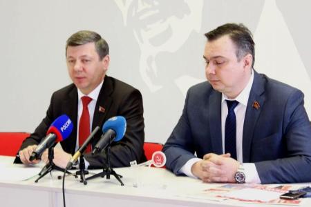 Д.Г. Новиков и Р.А. Кобызов представили амурским журналистам антикризисную программу КПРФ 