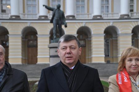 Санкт-Петербург. Д.Г. Новиков возложил цветы к памятнику Ленину у Смольного