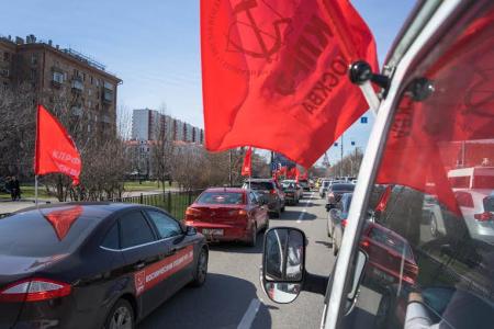 «Космическому подвигу – да!». Автопробег КПРФ в Москве