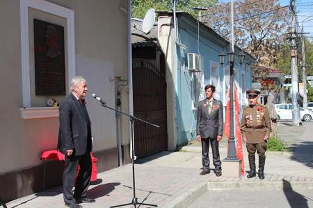 Крымские Коммунисты торжественно подняли Знамя Великой Победы