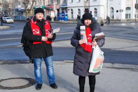 Курган. Коммунисты на пикете выразили поддержку детям войны