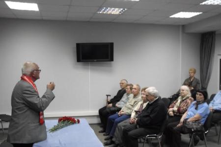 Секретарь Пермского крайкома КПРФ Г.А. Сторожев вручил медали «детям войны» Ленинского района в день рождения В.И. Ленина! 