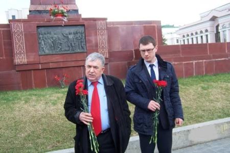 Татарстан. Казанские коммунисты возложили цветы к памятникам В.И. Ленину. Фоторепортаж