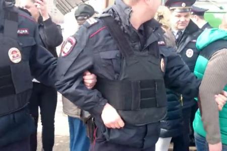 Москва. На стройке у дома с трещиной произошло столкновение жителей с полицией