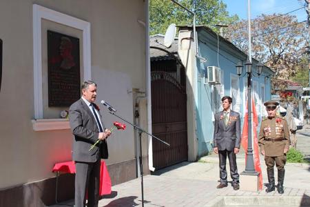 Крымские Коммунисты торжественно подняли Знамя Великой Победы