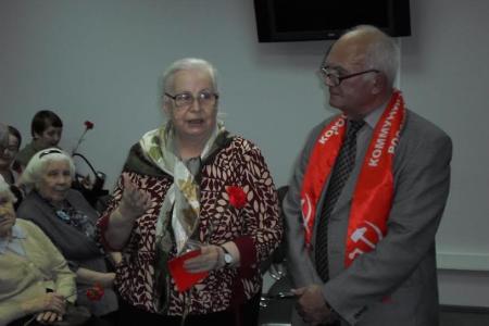 Секретарь Пермского крайкома КПРФ Г.А. Сторожев вручил медали «детям войны» Ленинского района в день рождения В.И. Ленина! 