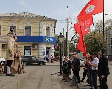 Республика Крым. Коммунисты Симферополя возложили цветы к памятнику А.В. Суворову и к Долгоруковскому обелиску