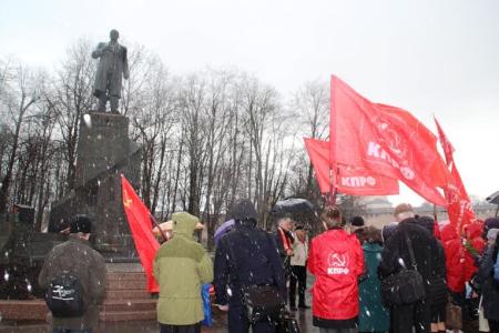 В Великом Новгороде коммунисты возложили цветы к памятнику Владимира Ленина