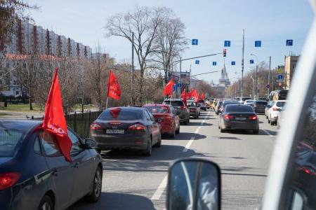«Космическому подвигу – да!». Автопробег КПРФ в Москве