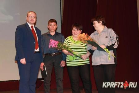 Тюменская область. Депутат-коммунист Тамара Казанцева поздравила управляющую компанию “Сумкино” с юбилеем